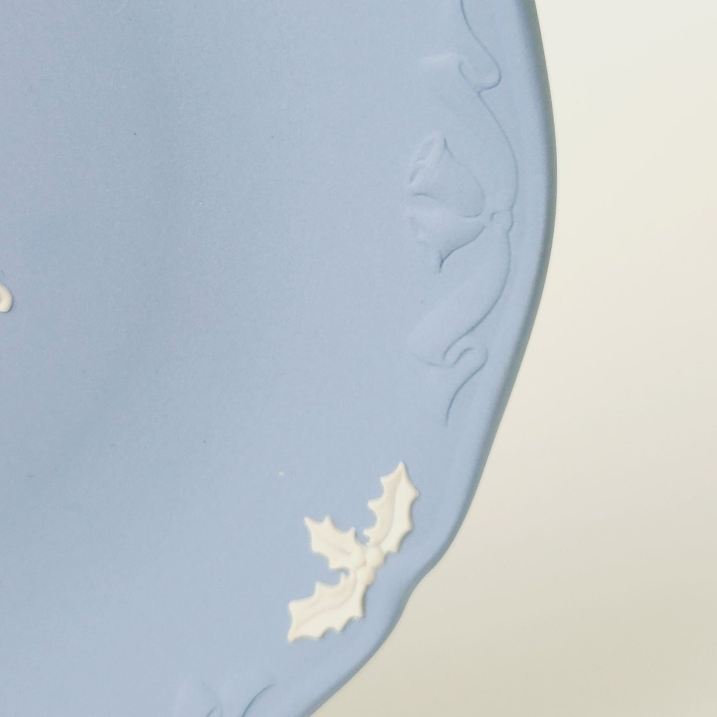Wedgwood Blue Jasperware Christmas Plate 1991, Hark the Herald Angels Sing