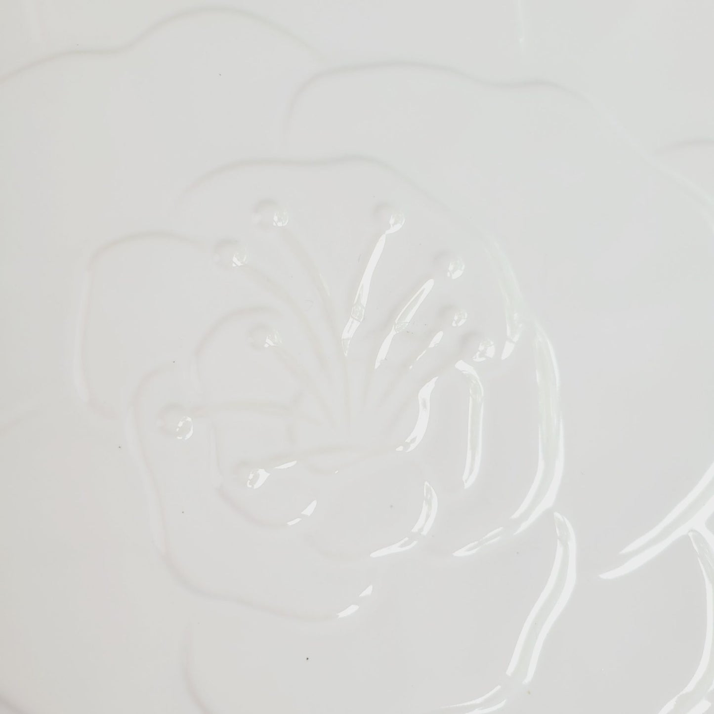 Studio Nova White Hibiscus Flower 14" Round Platter