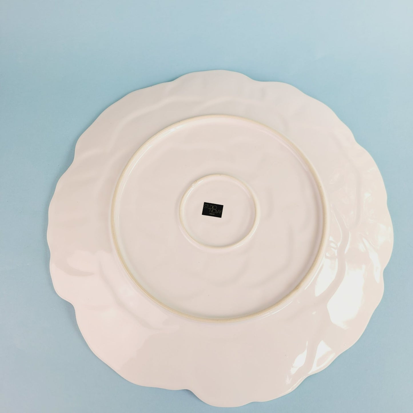 Studio Nova White Hibiscus Flower 14" Round Platter