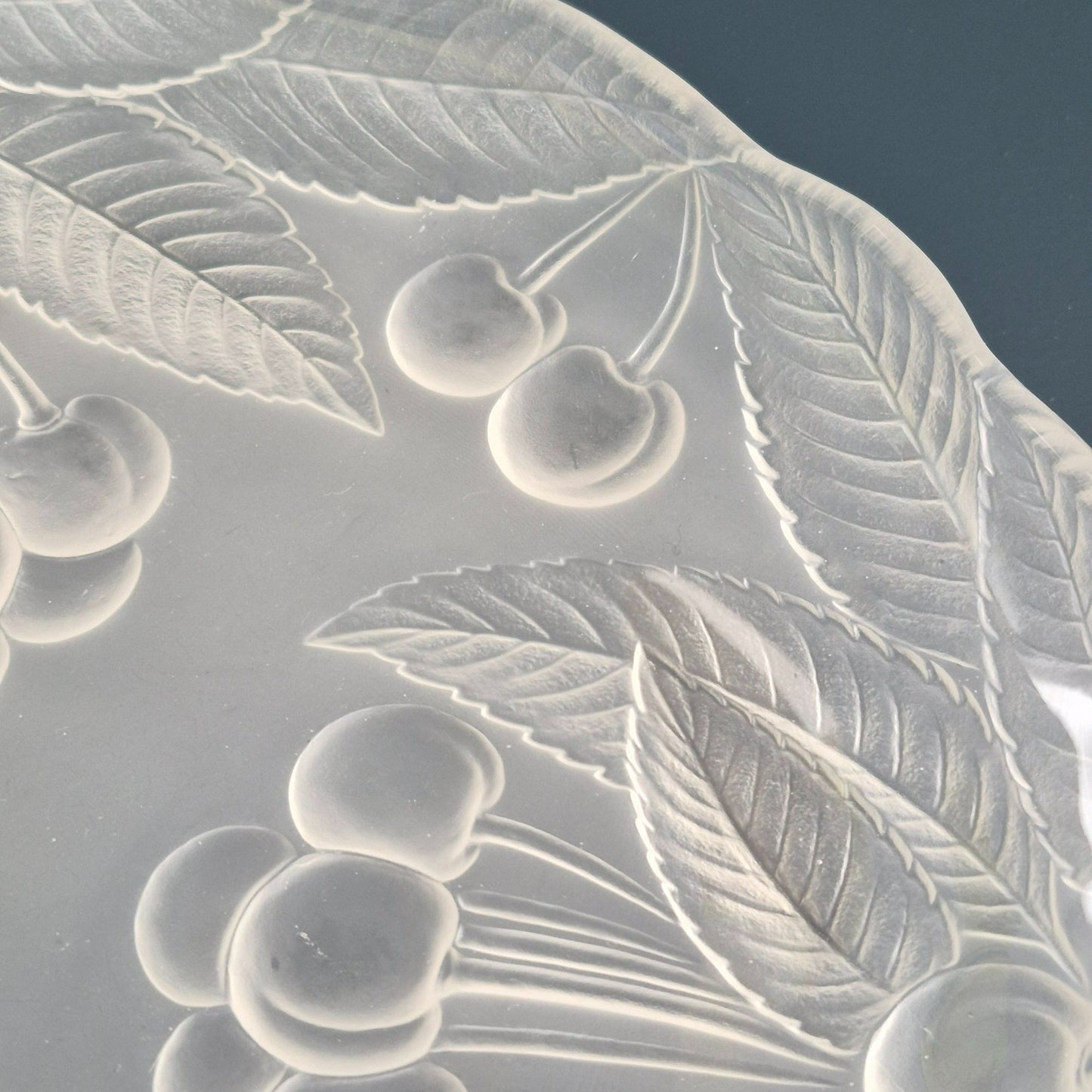 Mikasa BOUNTIFUL Frosted Glass Round Serving Platter