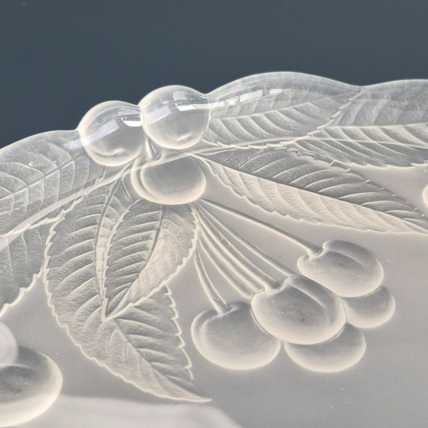 Mikasa BOUNTIFUL Frosted Glass Round Serving Platter