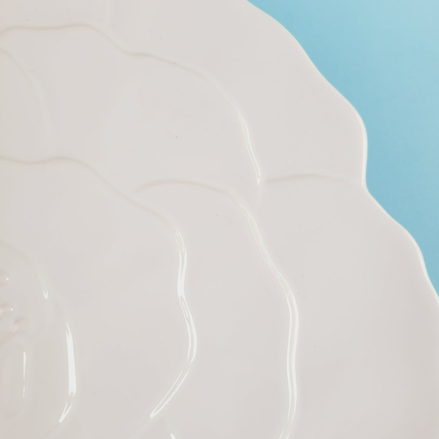 Studio Nova White Hibiscus Flower 14" Round Platter