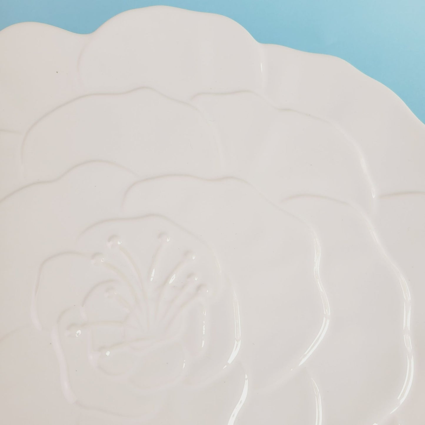 Studio Nova White Hibiscus Flower 14" Round Platter