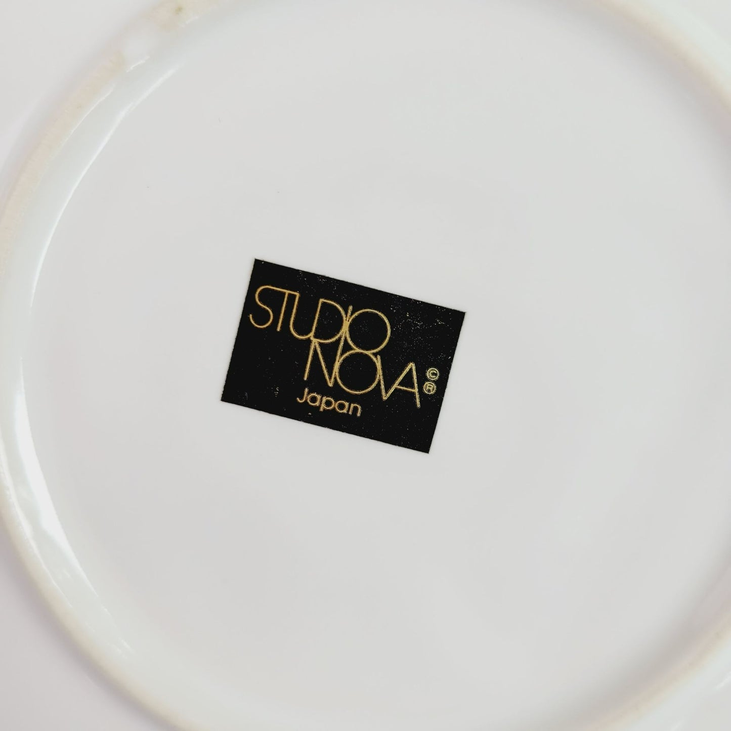 Studio Nova White Hibiscus Flower 14" Round Platter